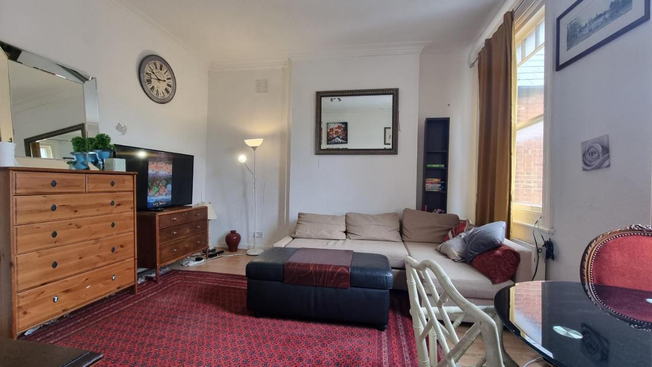 Extra Large One Bedroom Flat With Parking Frühstückspension *