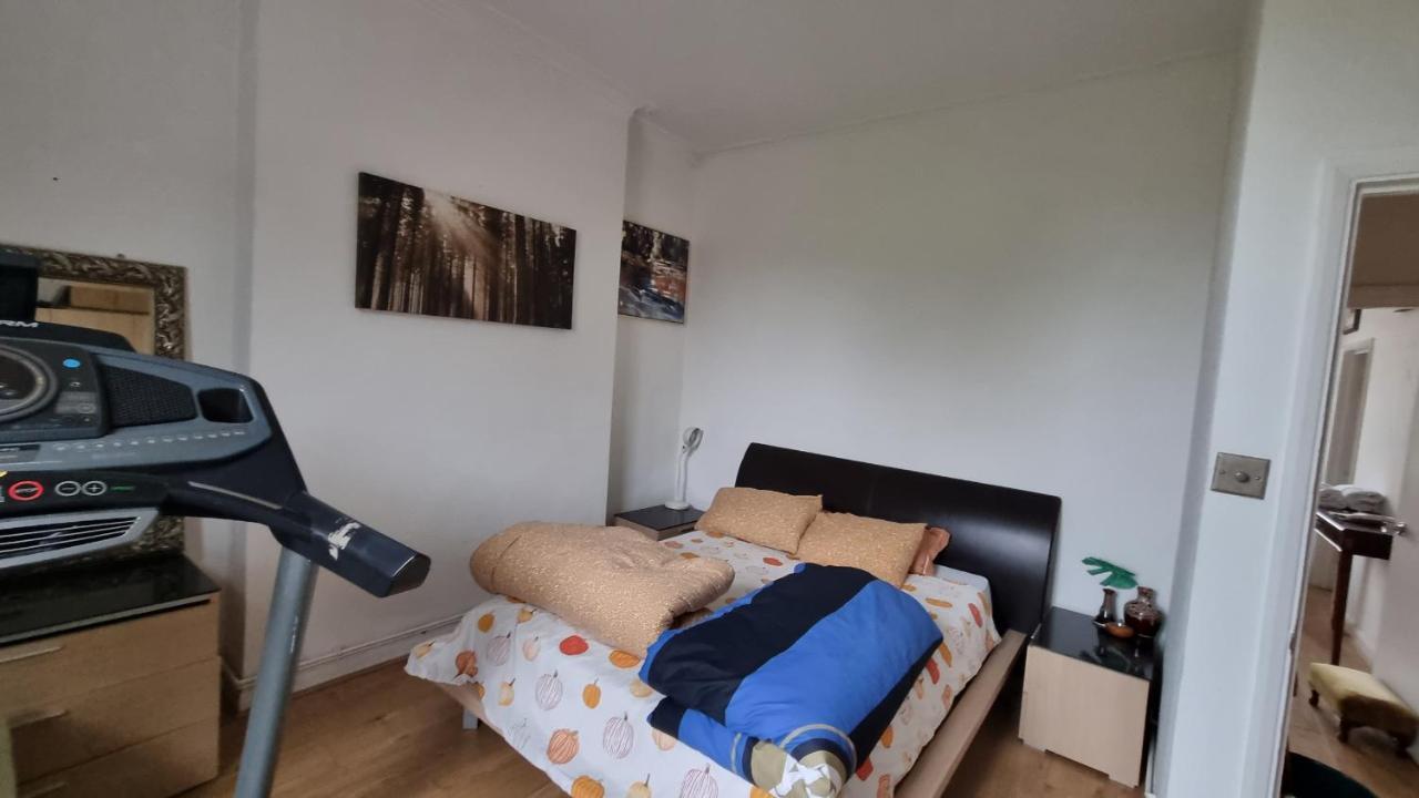 Frühstückspension Extra Large One Bedroom Flat With Parking London